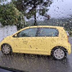 Er wartet auch den Regen ab, bis...