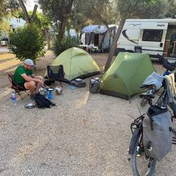 Der Campingplatz. Zum Abendessen gab es Fisch mit Kartoffeln und Zwiebeln.