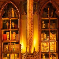 Buchhandlung Lello, deckennahe Vitrinenschränke