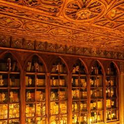 Buchhandlung Lello, obere Regale EG mit alter Ausstattung und Holzschnitzereien an der Decke.