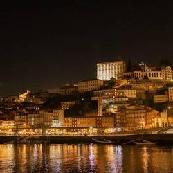 Der Stadtteil Ribeira bei Nacht