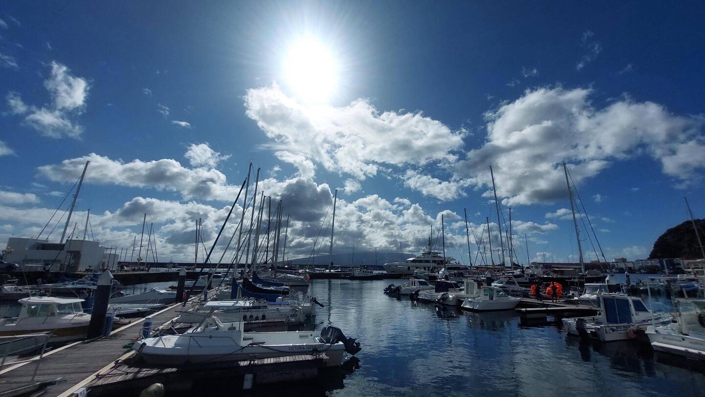 Sonnenschein im Hafen von Horta