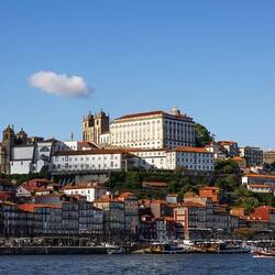Blick auf Ribeira mit Kathedrale und Bischofssitz.