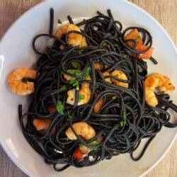 Schwarze Nudeln mit Scampis in der Markthalle