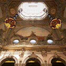 Palacio da Bolsa, die Leuchter im Treppenhaus wiegen je 1,5t