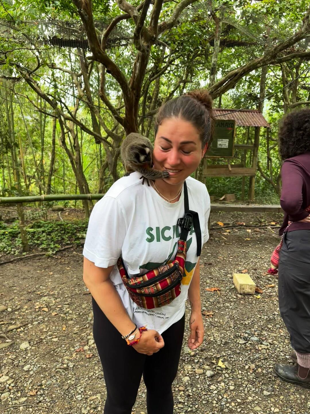 Alina wird von einem Affen in die Lippen gezwickt 😅
