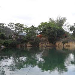 on prend un radeau pour accéder au homestay
