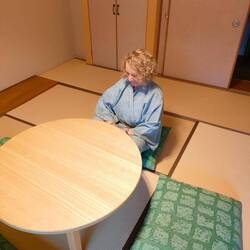 Die Füße unter den Tisch?