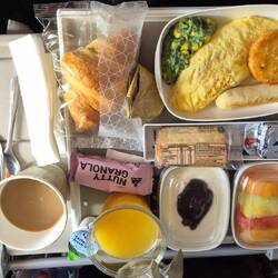 Von Male bis Dubai dann in 4 Stunden und von Dubai bis FFM in 7 Std. mit Frühstück