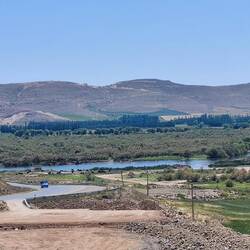 grünes Tal um einen Fluss