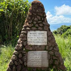 Gedenktafel am Kraterrand für Vater&Sohn Grizmek.