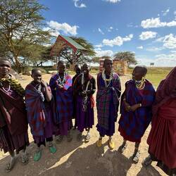 ...ernste Mienen beim zuständigen Asylgremium... ...aber $ helfen... ...immer!