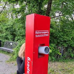 Moni benötigt eine Lesehilfe