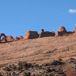 Aus der Ferne von der anderen Seite.