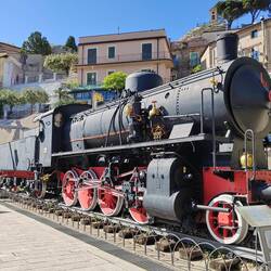 Na trgu pa ta lokomotiva.