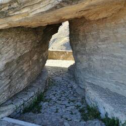 Kao ljubezenska luknja. Mhm. Mogoče pa res spominja, ja.