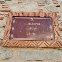 Ta del Italije je bil v zgodovini močno pod grškim vplivom. V Vui so ulice zapisane tudi v Grščini.