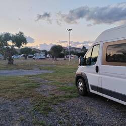 Sosta na travniku. Malce pred Bovalinom.