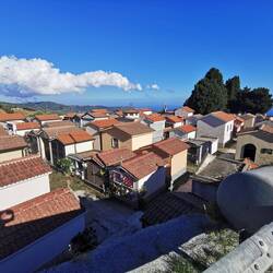 Ni počitniško naselje. Je pokopališče.