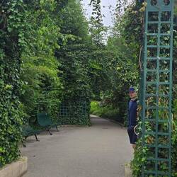 Entry to promenade, this guy has no idea why he was in my picture. Nor do I, good sir.