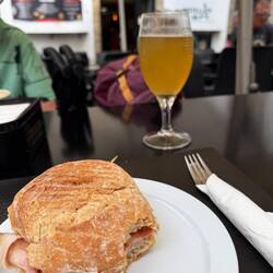 Bacon y queso bocadillo con cerveza