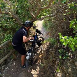 Hier mussten wir die Taschen abmontieren und den Bock die steilen Treppen heruntertragen.