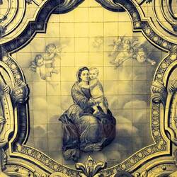 Auf jeder Treppenetage gibt es wieder Azulejos, d.h. Bilder aus quadratischen bemalten Kacheln