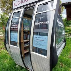 Andere Länder, andere Bücherschränke.