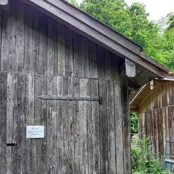 Unseren Schlitten stellen wir hier nicht ab, versprochen!😂