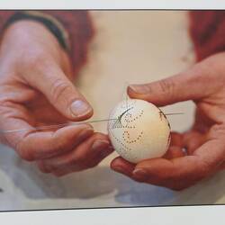 Typische Ostereierstickerei