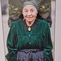 90 Jahre und Erhalterin der sorbischen Sprache. Sie hat Lieder, Gedichte, Geschichten gesammelt.