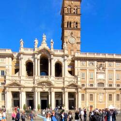 Zunächst zu Santa Maria Maggiore. Dort liegt der jüngst gestorbene Franziskus & Massen wollen zu ihm