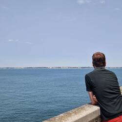 Gedankenverloren aufs Meer hinausi götzen