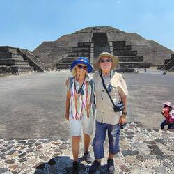 Vor der Mondpyramide