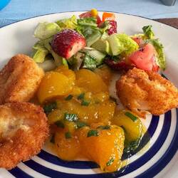 Kokos Shrimps mit Aprikosen Relish und karibischem Salat