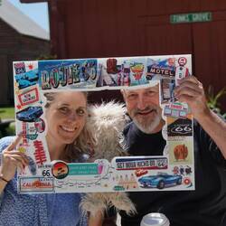 nette Menschen, die sich einen Fotorahmen für ihre Route 66 tour gebastelt hatten.