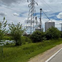Genau so sieht es hier stundenlang aus. Landschaft mit angepflanztem Mais und Getreide und Speicher