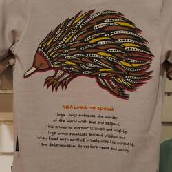 Echidna. Im Winterschlaf und deshalb nur im Zoo-Shop zu sehen.