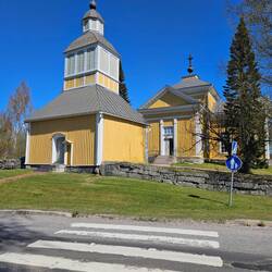 Die Kirche von , hier stand die Tür nach einer Beerdigung offen..