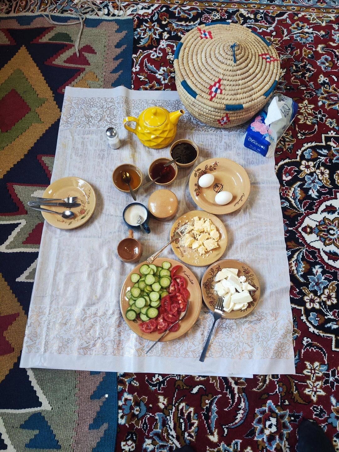 Frühstück auf Iranisch sitzend auf dem Teppichboden 👍