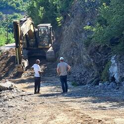 Ohje, es geht nicht weiter! Aber der Bagger ebnete für uns den Geröllberg