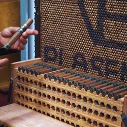 Einzigartig auf der Welt, eine sechseckige Zigarre!