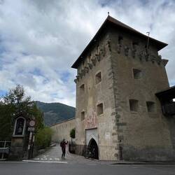 Glurns mit vollständig erhaltener Stadtmauer