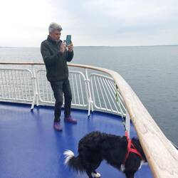 Socks is op een boot!