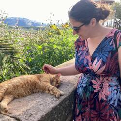 Katze geniesst, Katzenfreundin ebenfalls