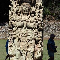 Eine Stehle vom 18. Kaninchen mit einem Selbstbildnis