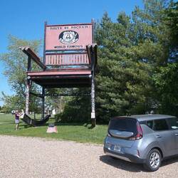 großer Stuhl gegen unser kleines Auto