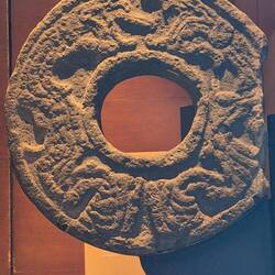 Original des "Tors" der Fussballfelder aus den Ausgrabungsstätten. Der Kautschukball musste hier du