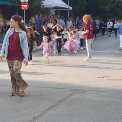 Hier scheint es einen Umzug der örtlichen Kinder-Turngruppen gegeben zu haben