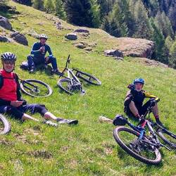 Kurze Pause vor der Abfahrt durch den Wald